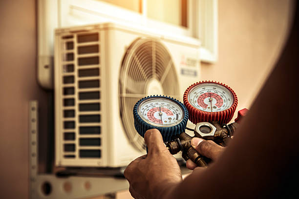 Professional Hvac technician working in Fairfax, IA